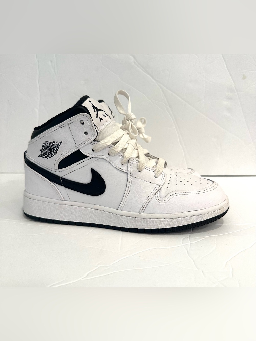 Nike Boys High Top Air Jordan’s White And Black Size 5Y